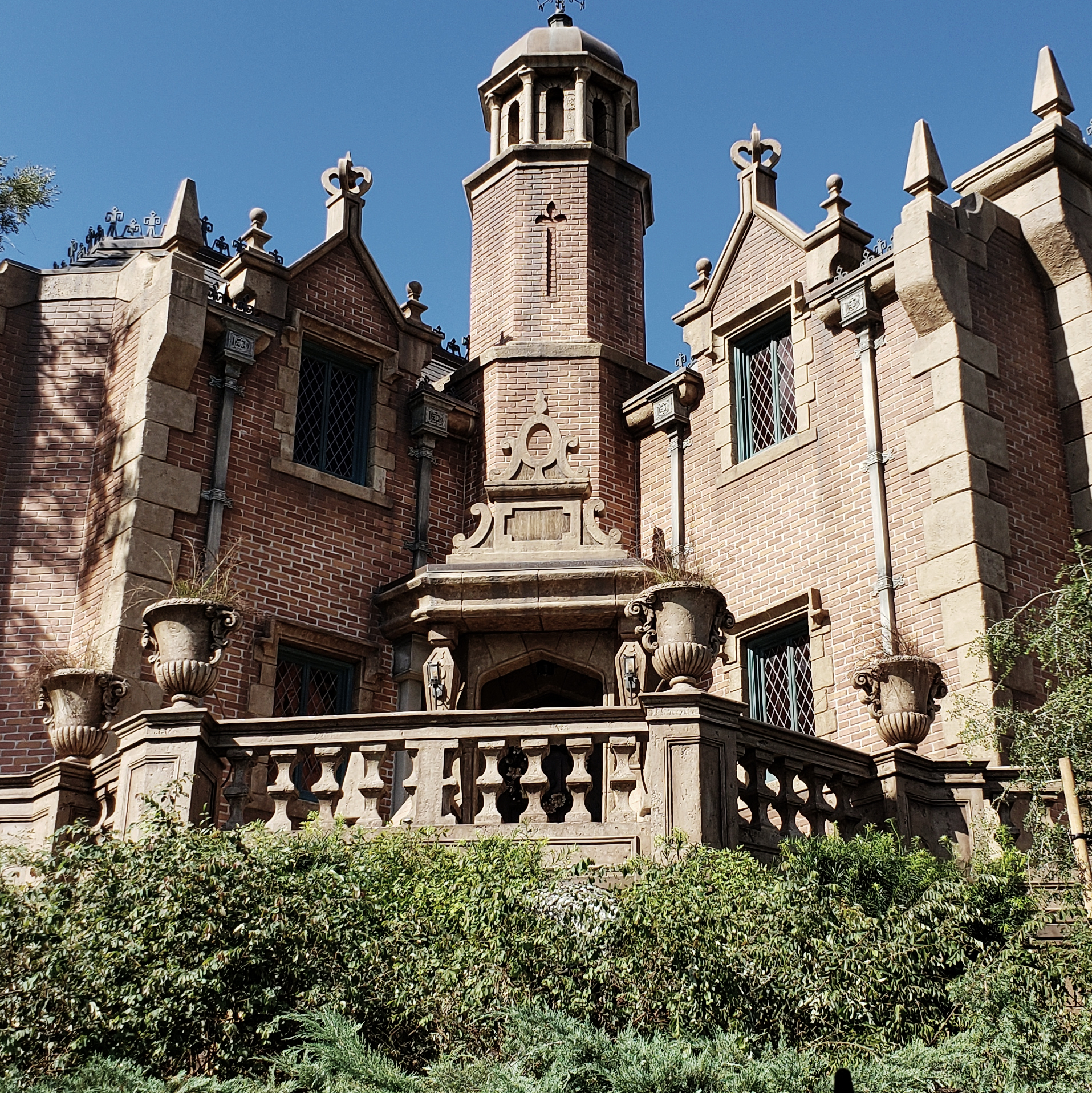 Grim Ginning Ghosts – A Visit to Disney’s Haunted Mansion